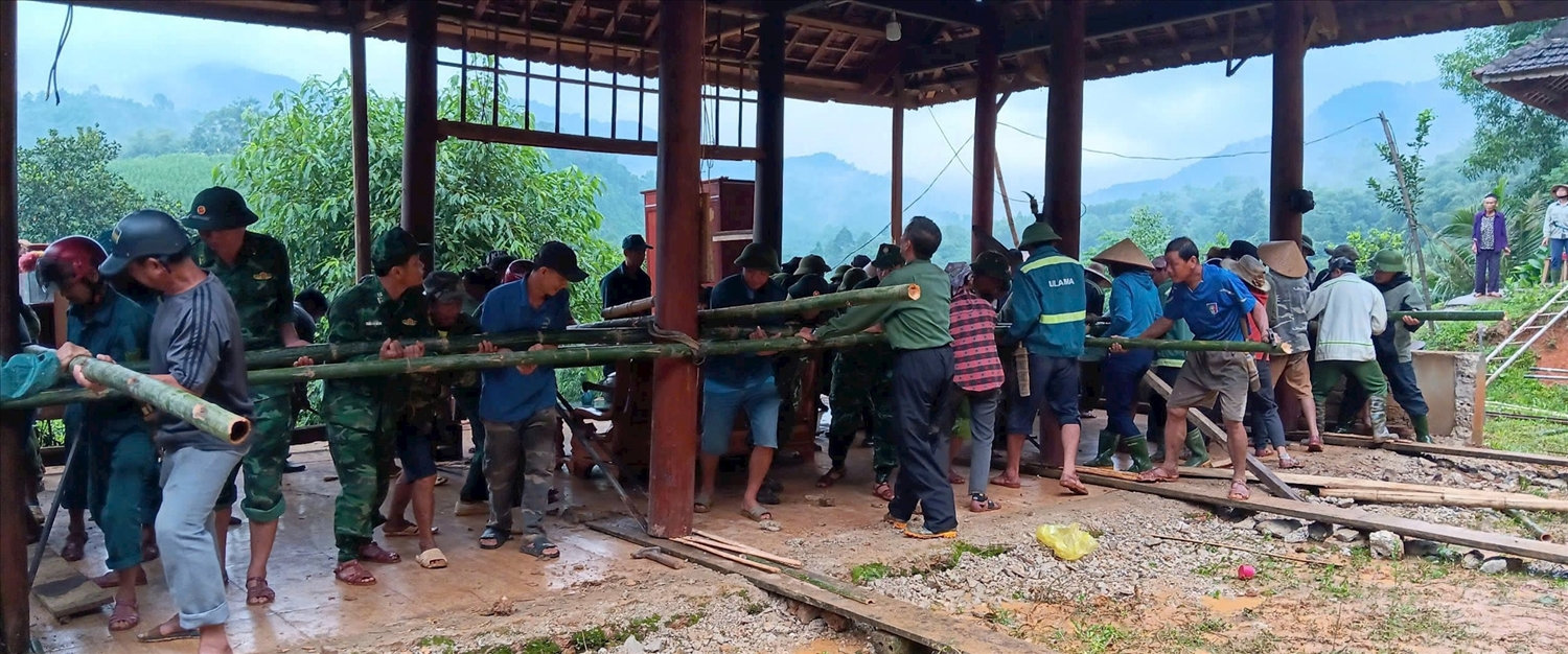 Di dời nhà dân bị sạt lở ở xã Châu Khê huyện Con Cuông Di dời nhà dân bị sạt lở ở xã Châu Khê huyện Con Cuông