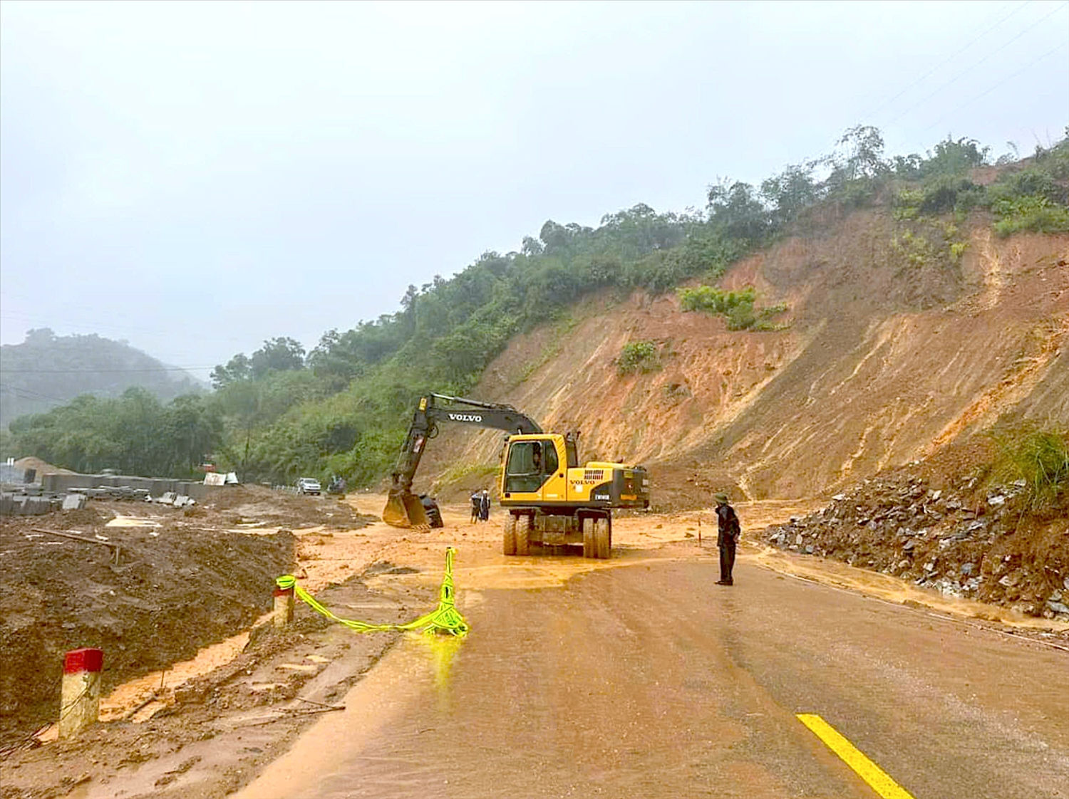 Sạt lở dốc Chó huyện Con Cuông Sạt lở dốc Chó huyện Con Cuông