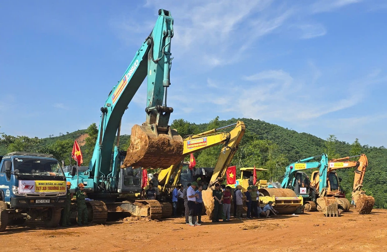 Máy móc thi công được tập kết tại khu vực xây dựng điểm tái định cư Làng Nủ Máy móc thi công được tập kết tại khu vực xây dựng điểm tái định cư Làng Nủ