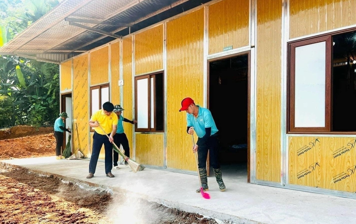 Các khu nhà tạm được bố trí cho bà con ở trong thời gian chờ khu tái định cư hoàn thành Các khu nhà tạm được bố trí cho bà con ở trong thời gian chờ khu tái định cư hoàn thành
