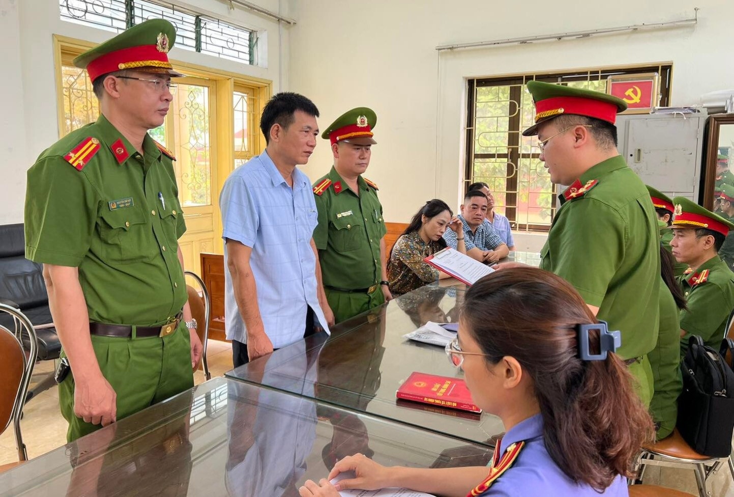 Cơ quan Cảnh sát điều tra thi hành các quyết định tố tụng đối với bị can Đặng Ngọc Luyến. Ảnh: Công an tỉnh Hà Giang Cơ quan Cảnh sát điều tra thi hành các quyết định tố tụng đối với bị can Đặng Ngọc Luyến. Ảnh: Công an tỉnh Hà Giang