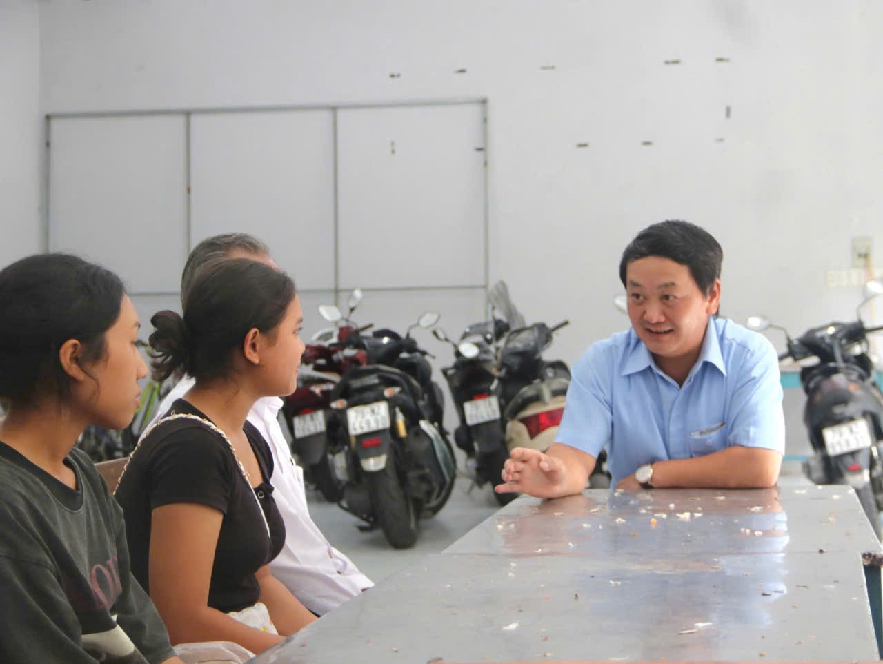 Bộ trưởng, Chủ nhiệm Ủy ban Dân tộc Hầu A Lềnh hỏi thăm, chia sẻ với các em học sinh tại Trường  Dự bị Đại học Dân tộc Trung ương Nha Trang 