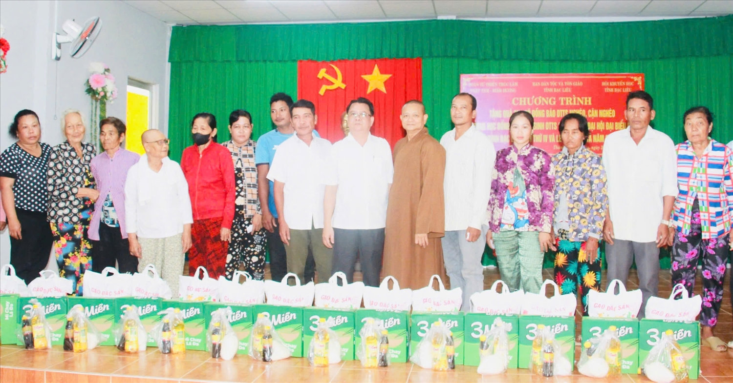 Nhiều hộ gia đình đồng bào DTTS có hoàn cảnh khó khăn được nhận quà từ Chương trình Nhiều hộ gia đình đồng bào DTTS có hoàn cảnh khó khăn được nhận quà từ Chương trình