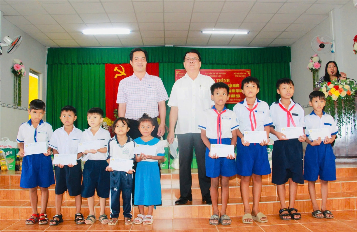 Trao học bổng cho các em học sinh Dịp này nhiều em học sinh có hoàn cảnh khó khăn được trao học bổng