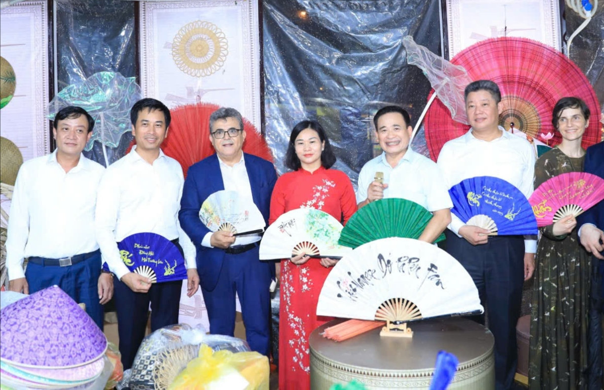 cùng các đại biểu tham quan gian trưng bày sản phẩm thủ công tại Festival. 