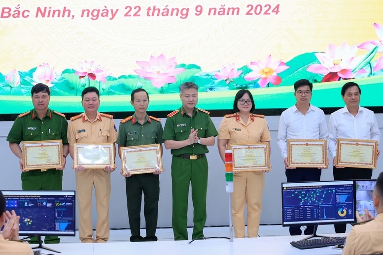 Lãnh đạo Bộ Công an trao Bằng khen của Bộ trưởng Bộ Công an cho các tập thể đạt thành tích xuất sắc trong phong trào xây dựng Tỉnh an toàn giao thông - Ảnh: VGP/Nhật Bắc Lãnh đạo Bộ Công an trao Bằng khen của Bộ trưởng Bộ Công an cho các tập thể đạt thành tích xuất sắc trong phong trào xây dựng Tỉnh an toàn giao thông - Ảnh: VGP/Nhật Bắc