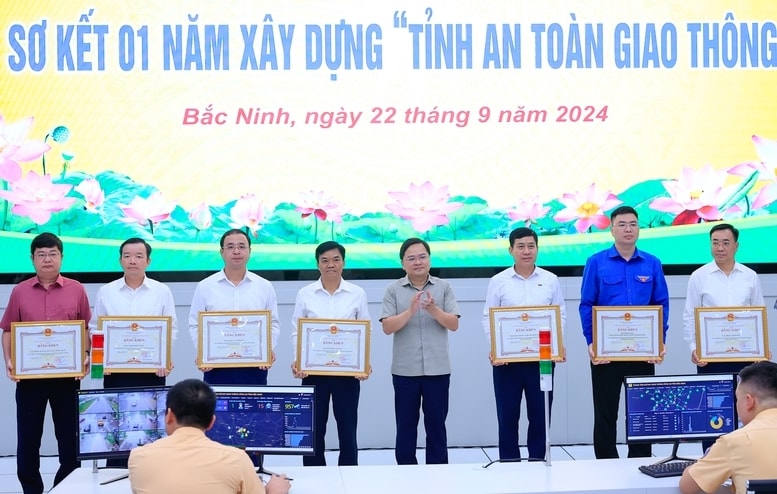 Bí thư Tỉnh ủy Bắc Ninh Nguyễn Anh Tuấn trao Bằng khen của Tỉnh cho các tập thể đạt thành tích xuất sắc trong phong trào xây dựng Tỉnh an toàn giao thông - Ảnh: VGP/Nhật Bắc Bí thư Tỉnh ủy Bắc Ninh Nguyễn Anh Tuấn trao Bằng khen của Tỉnh cho các tập thể đạt thành tích xuất sắc trong phong trào xây dựng Tỉnh an toàn giao thông - Ảnh: VGP/Nhật Bắc