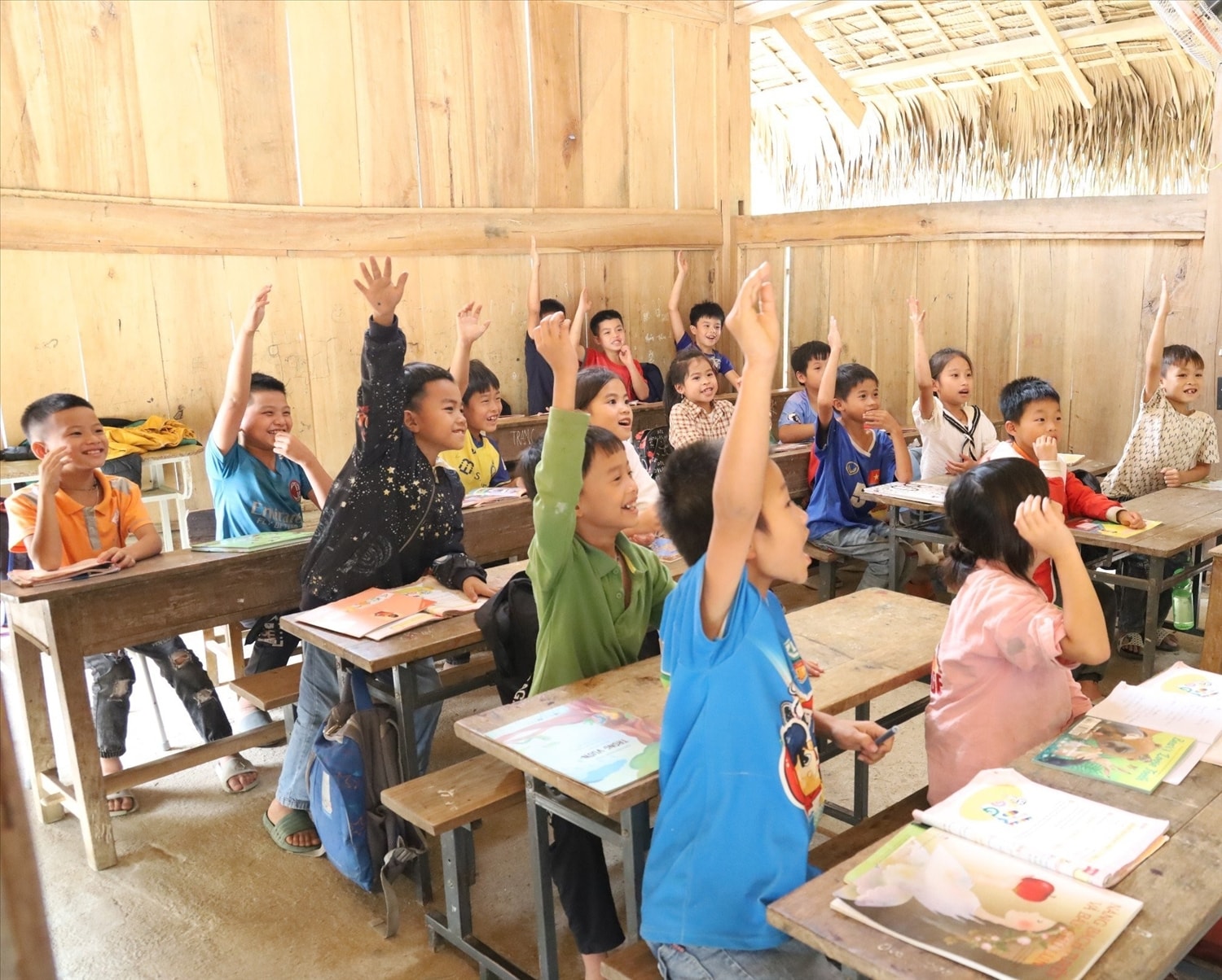 Nhiều trường học miền núi Thanh Hóa thiếu trang thiết bị dạy học. Nhiều trường học miền núi Thanh Hóa thiếu trang thiết bị dạy học.