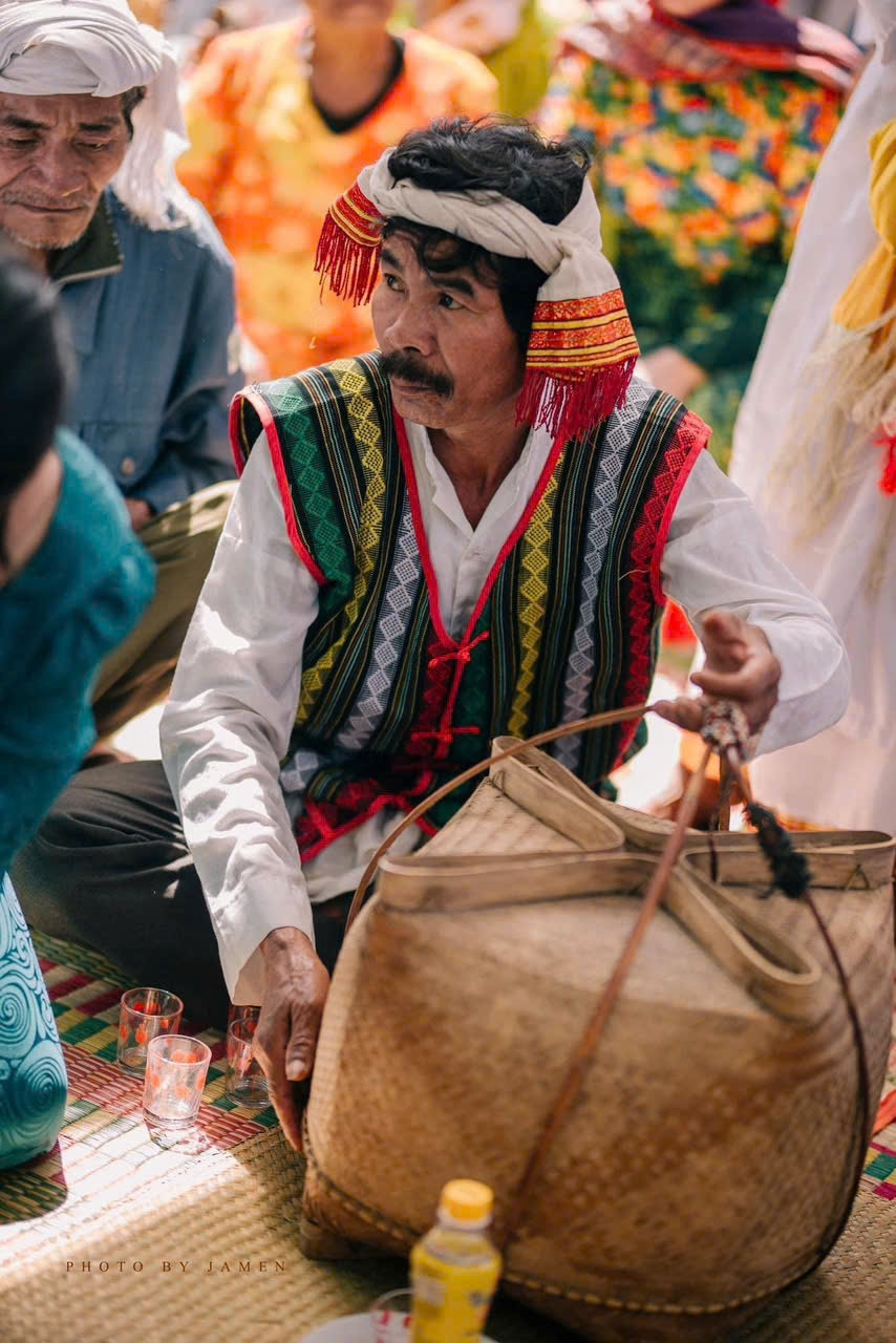 Y trang nữ thần Po Ina Nagar đựng trong giỏ chiết người Raglay mang xuống núi bàn giao cho người Chăm để hành lễ