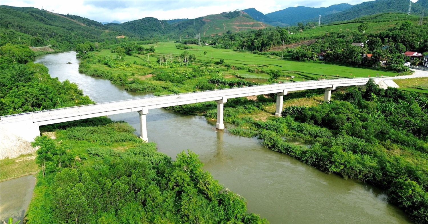 Cầu Châu Thắng nối quốc lộ 48 với trung tâm xã Châu Thắng được đưa vào sử dụng đã xóa cảnh  bị chia cắt, cô lập do nước lũ trên sông Hiếu dâng cao