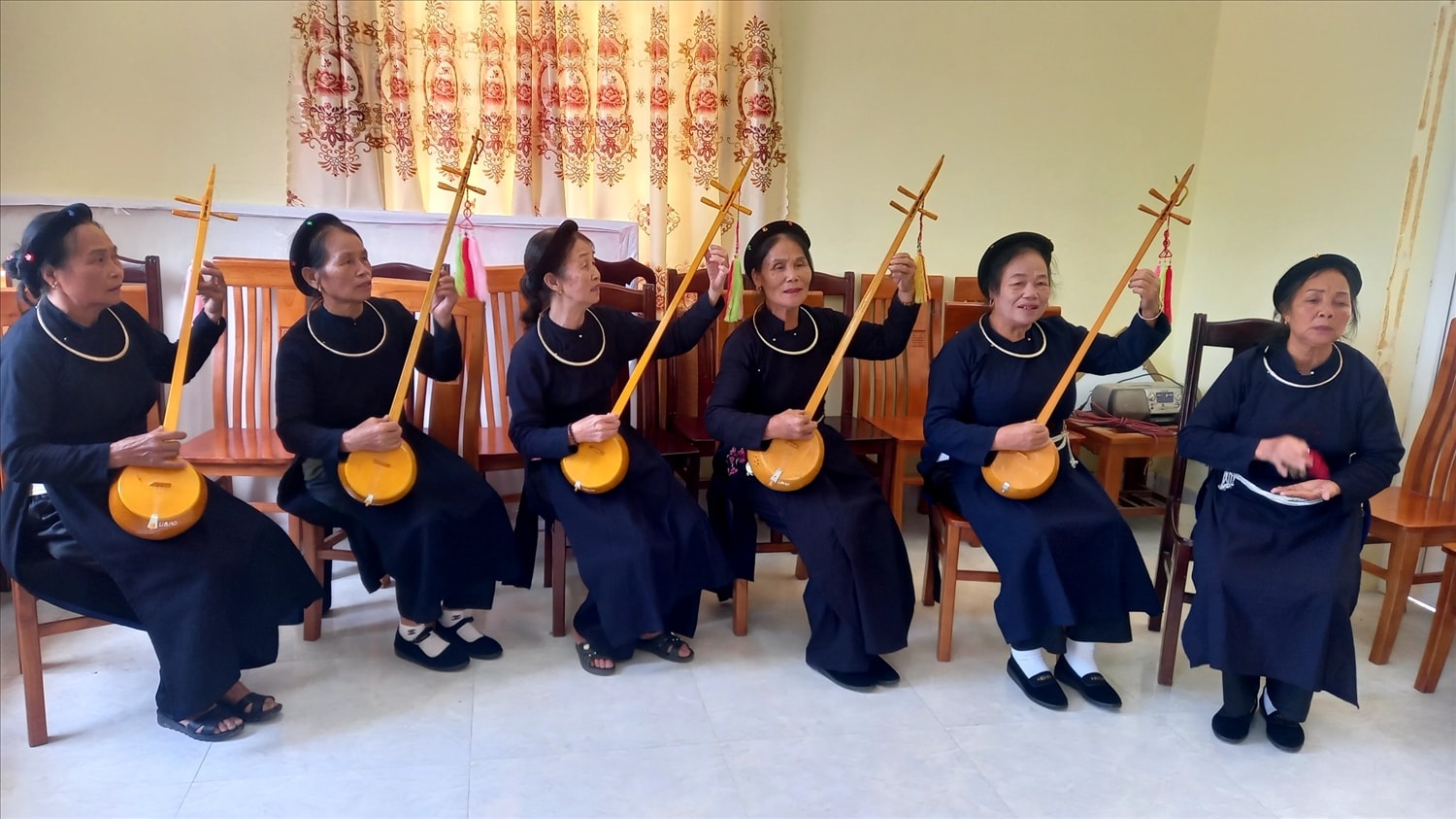 Một buổi luyện tập hát then, đàn tính của CLB hát dân ca bản Chu, xã Khuất Xá, huyện Lộc Bình, tỉnh Lạng Sơn
