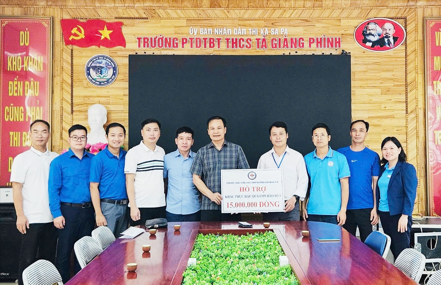 Ts. Lê Phú Thắng - Bí thư Đảng ủy, Hiệu trưởng Trường Hữu nghị T78 trao quà hỏi thăm, động viên thầy cô, các em học sinh Trường PTDT Bán trú THCS Tả Giàng Phình, Sa Pa, Lào Cai. (Ảnh: Duy Dũng)