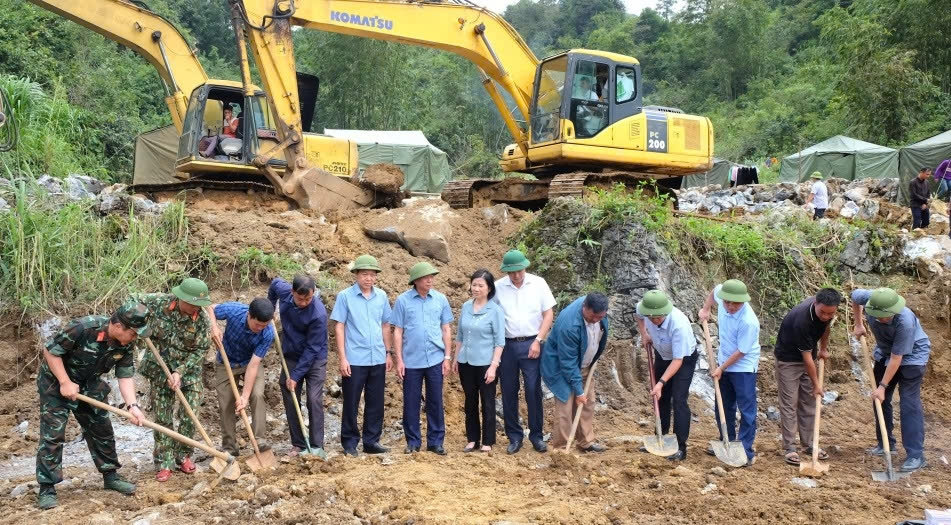 Huyện Nguyên Bình khởi công khu tái định cư xóm Lũng Lỳ, xã Ca Thành cho 6 hộ dân bị mất nhà ở hoàn toàn do sạt lở đất, ảnh hưởng của cơn bão số 3. Huyện Nguyên Bình khởi công khu tái định cư xóm Lũng Lỳ, xã Ca Thành cho 6 hộ dân bị mất nhà ở hoàn toàn do sạt lở đất, ảnh hưởng của cơn bão số 3.