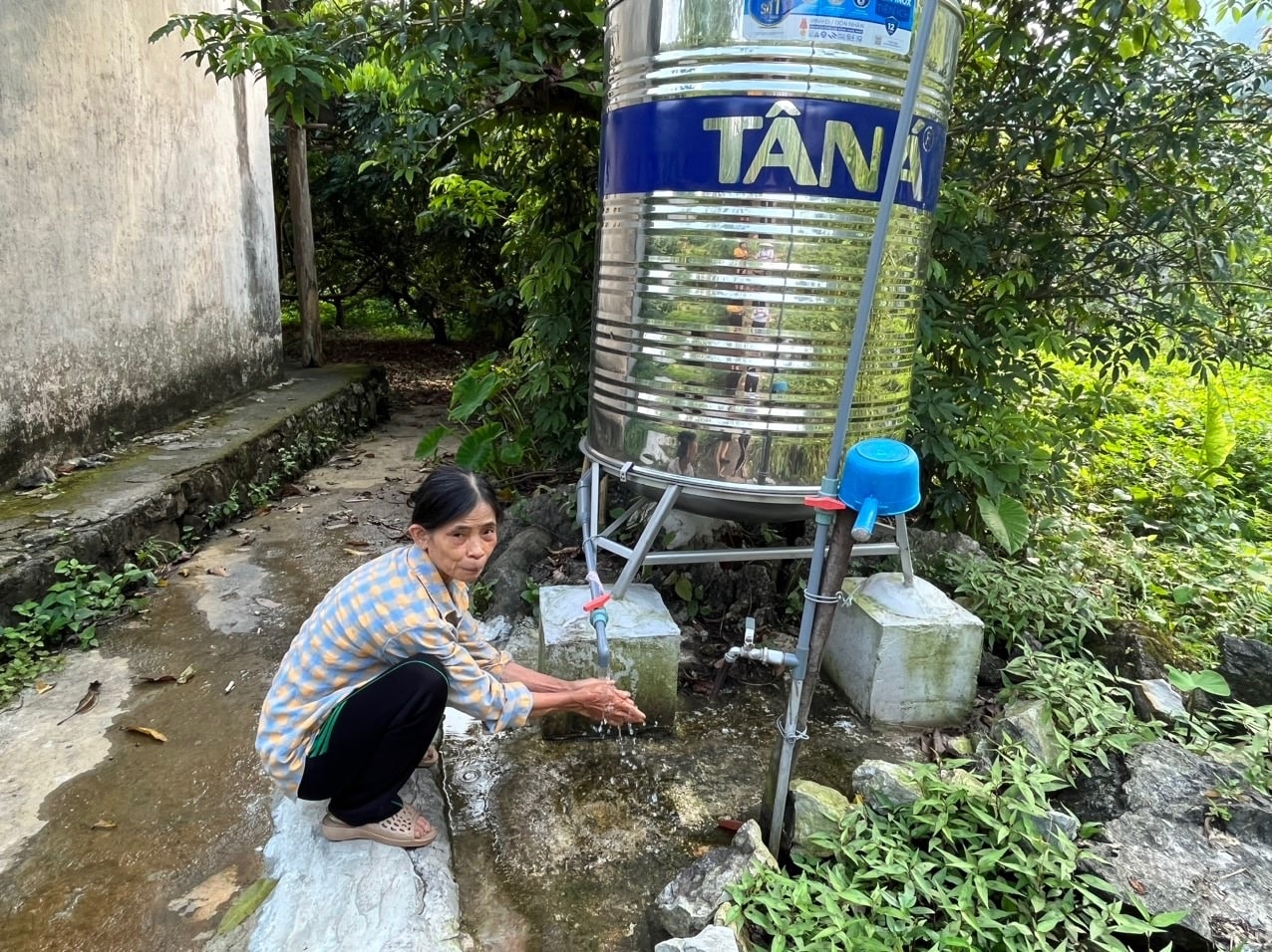  Bà Hoàng Thị Ích, người dân tộc Nùng (xóm Mỏ Gà, xã Phú Thượng, huyện Võ Nhai, tỉnh Thái Nguyên) sử dụng téc nước của mình, được hỗ trợ  từ Chương trình MTQG phát triển kinh tế-xã hội vùng đồng bào DTTS và miền núi.