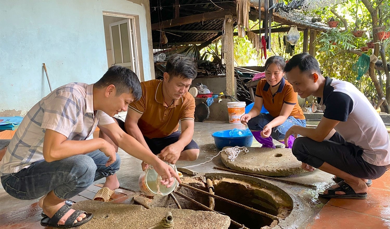Cán bộ y tế hướng dẫn người dân trên địa bàn huyện Yên Sơn khử trùng nước bằng Cloramine B. Cán bộ y tế hướng dẫn người dân trên địa bàn huyện Yên Sơn khử trùng nước bằng Cloramine B.