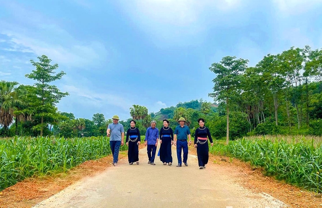 Cán bộ và người dân thăm quan hạ tầng giao thông vùng đồng bào DTTS huyện Yên Sơn Cán bộ và người dân thăm quan hạ tầng giao thông vùng đồng bào DTTS huyện Yên Sơn