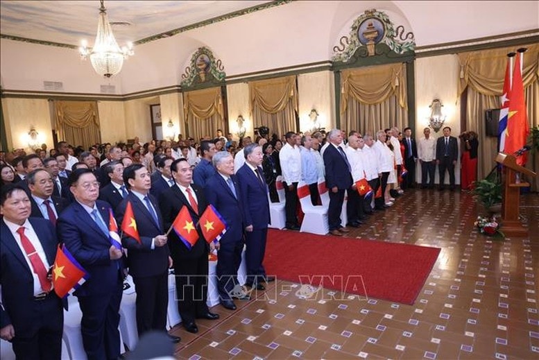 Tổng Bí thư, Chủ tịch nước Tô Lâm; Bí thư thứ nhất Đảng Cộng sản Cuba, Chủ tịch Cuba Miguel Diaz Canel Bermudez và các đại biểu dự buổi gặp gỡ