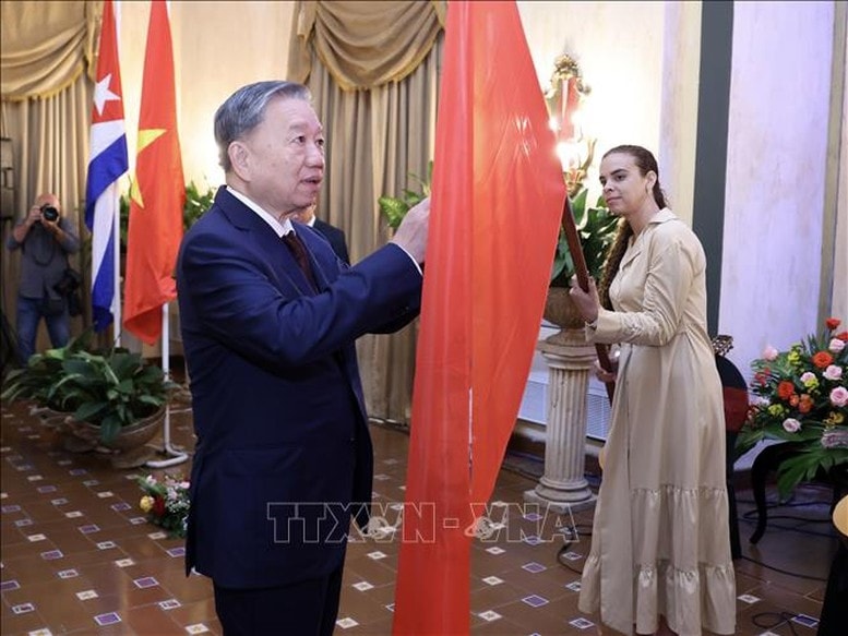 Tổng Bí thư, Chủ tịch nước Tô Lâm gắn Huân chương Hữu nghị tặng Đoàn Thanh niên cộng sản Cuba