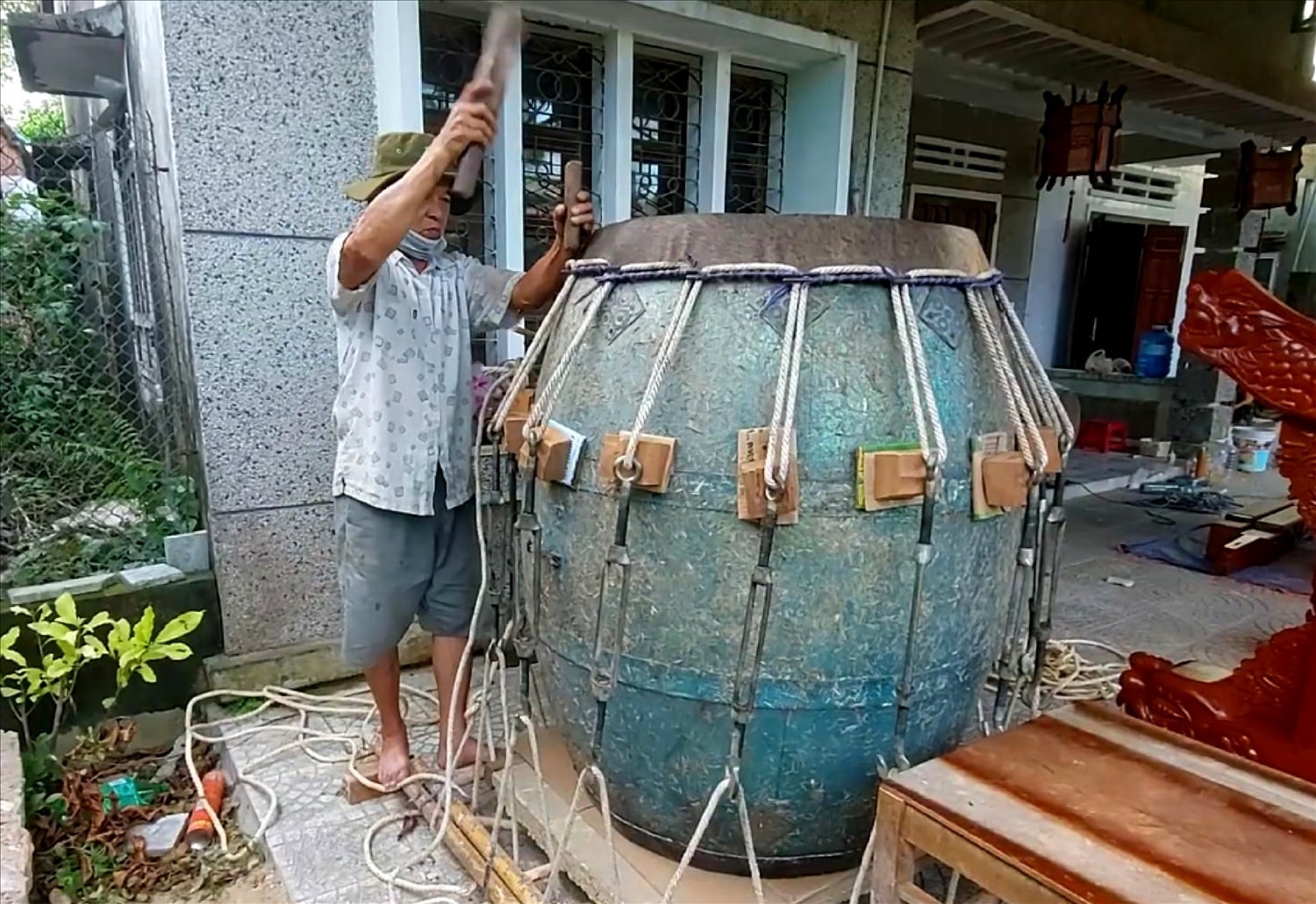 Nghệ nhân làng trống Lâm Yên đnag hoàn thiện 1 chiếc trống Nghệ nhân làng trống Lâm Yên đnag hoàn thiện 1 chiếc trống
