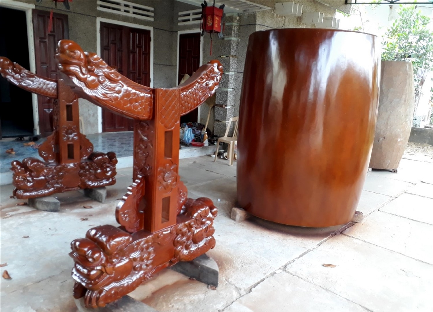 Một chiếc trống lớn đã được đánh dầu vecni bóng loáng Một chiếc trống lớn đã được đánh dầu vecni bóng loáng