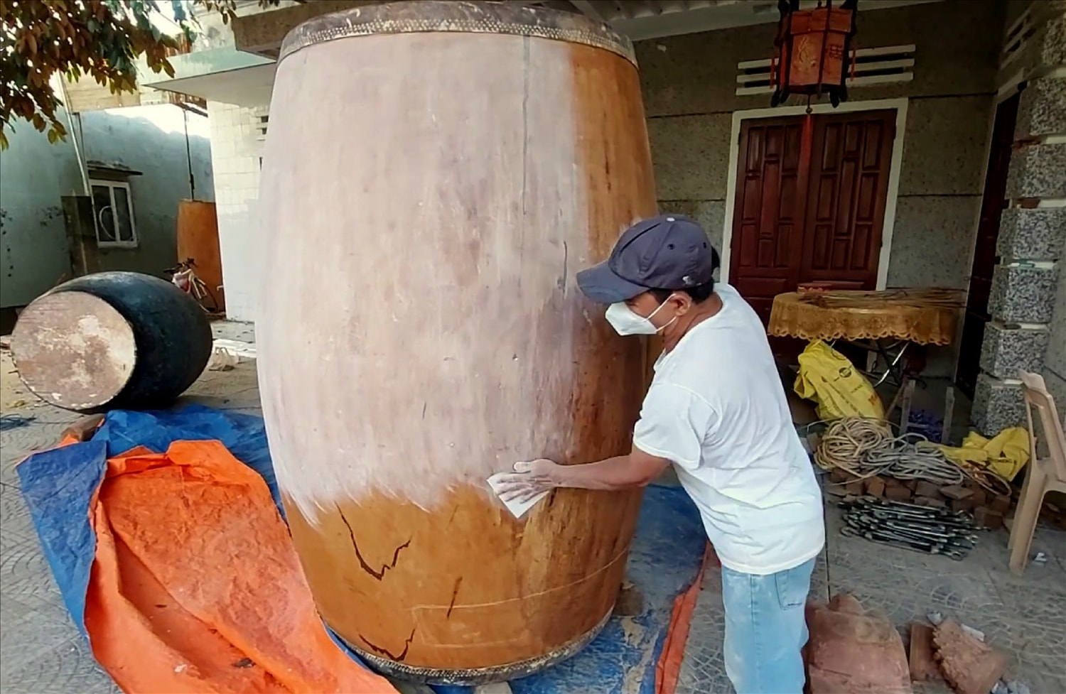 Ông Phan Thiệp làm trống lớn theo đơn đặt hàng. Ông Phan Thiệp làm trống lớn theo đơn đặt hàng.