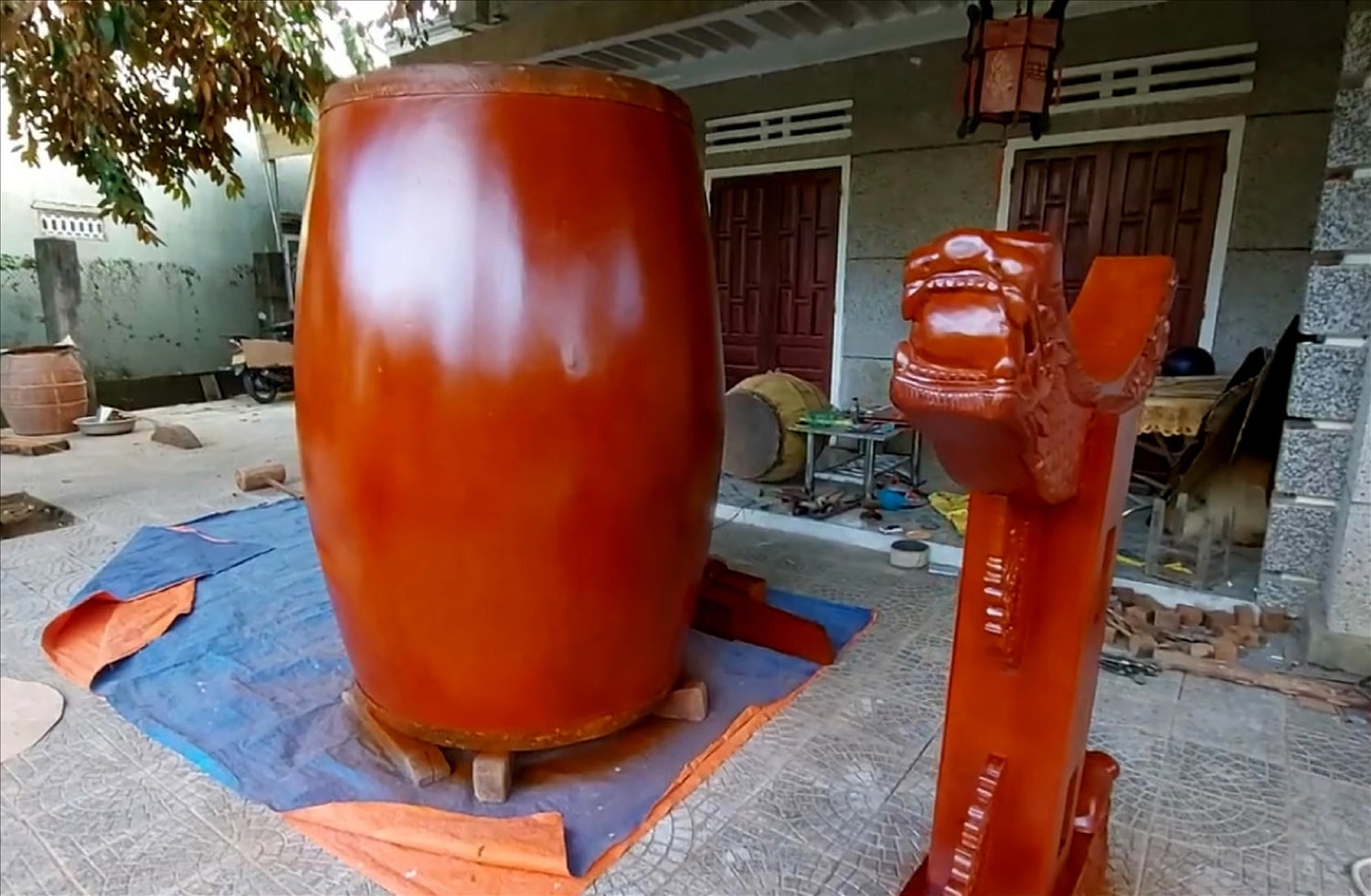 Những chiếc trống dăm luông với kích thước lớn được chế tác tại làng Lâm Yên. Những chiếc trống dăm luông với kích thước lớn được chế tác tại làng Lâm Yên.