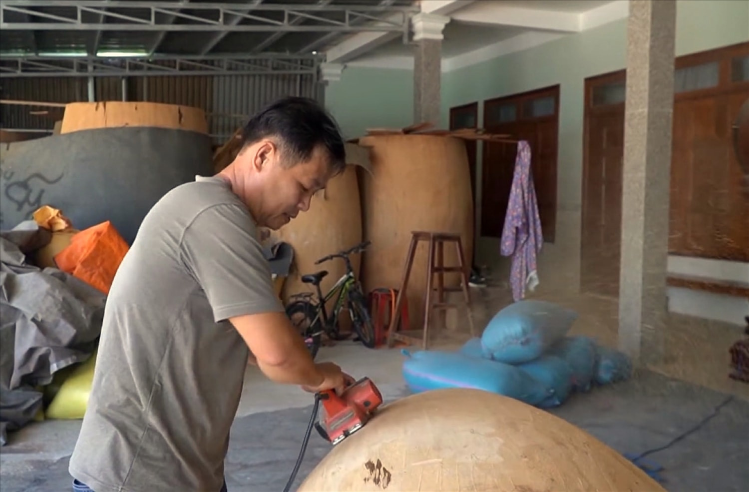 Anh Phan Văn Hiệp là truyền nhân đời thứ 6 của làng trống ở Lâm Yên. Anh Phan Văn Hiệp là truyền nhân đời thứ 6 của làng trống ở Lâm Yên.