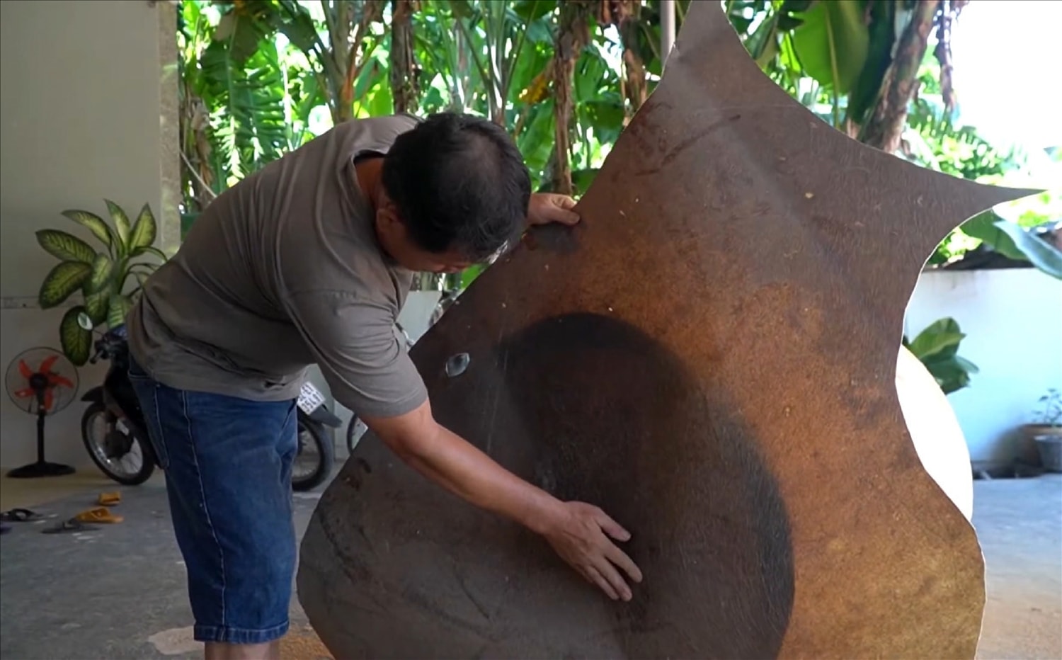 Anh Phan Văn Hiệp kiểm tra tấm da trâu bịt trống Anh Phan Văn Hiệp kiểm tra tấm da trâu bịt trống