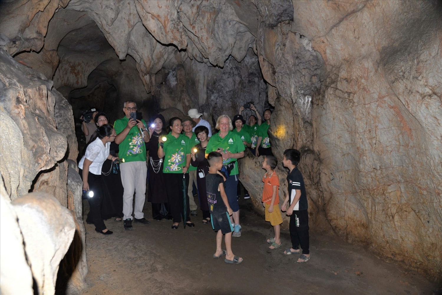 Các chuyên gia mạng lưới Công viên địa chất toàn cầu UNESCO đến thẩm định tại Hang Thẩm Khuyên - Thẩm Hai, huyện Bình Gia, di tích nằm trong vùng Công viên địa chất Lạng Sơn