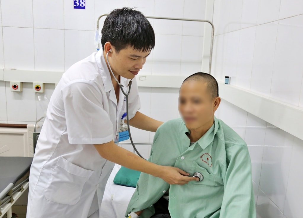 Bác sĩ Khoa Bệnh nhiệt đới (Bệnh viện Đa khoa tỉnh) đang khám, kiểm tra sức khỏe cho bệnh nhân bị bệnh Whitmore Bác sĩ Khoa Bệnh nhiệt đới (Bệnh viện Đa khoa tỉnh) đang khám, kiểm tra sức khỏe cho bệnh nhân bị bệnh Whitmore