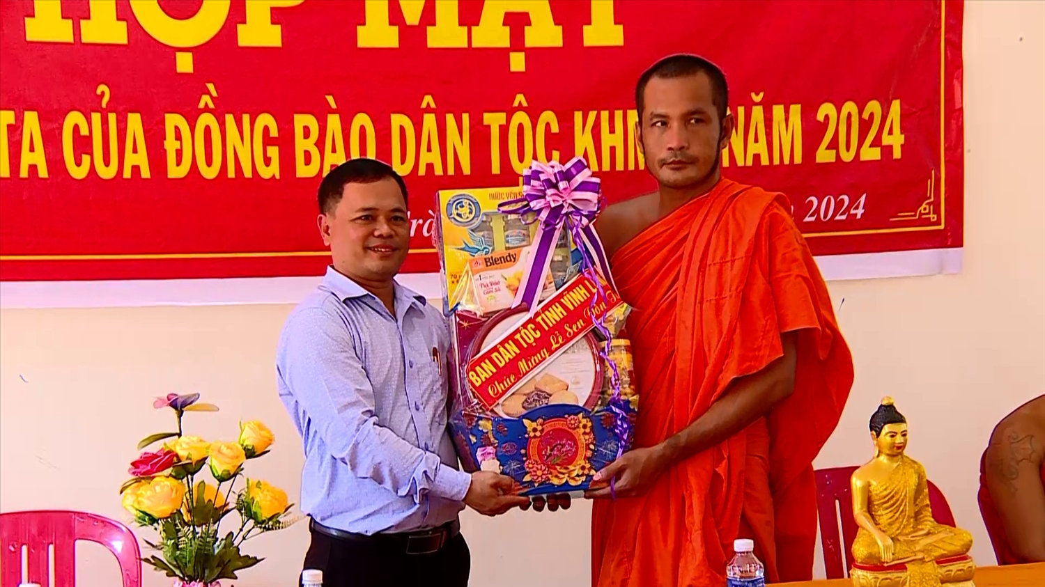 Ông Thạch Dương, Trưởng Ban Dân tộc tỉnh Vĩnh Long trao quà đến đại đức Thạch Đom Ra, trụ trì chùa Cũ ngụ ấp Trà Sơn, xã Hựu Thành, huyện Trà Ôn