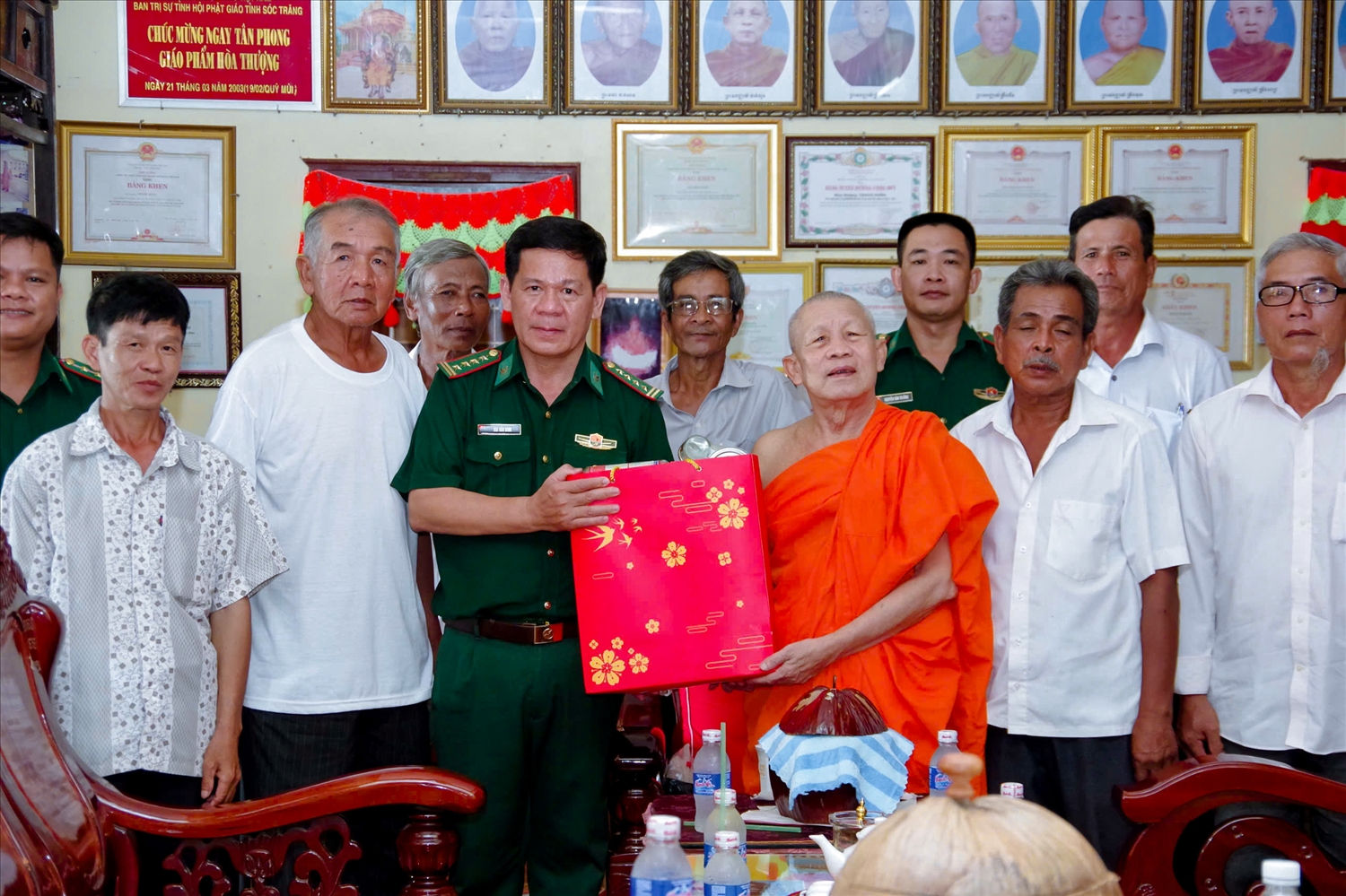 Đại tá Bùi Văn Bình - Phó Chỉ huy trưởng Bộ đội Biên phòng tỉnh thăm, tặng quà Hòa thượng Thạch Huôn, Trụ trì chùa Prey Chóp, xã Lai Hòa, thị xã Vĩnh Châu, tỉnh Sóc Trăng 