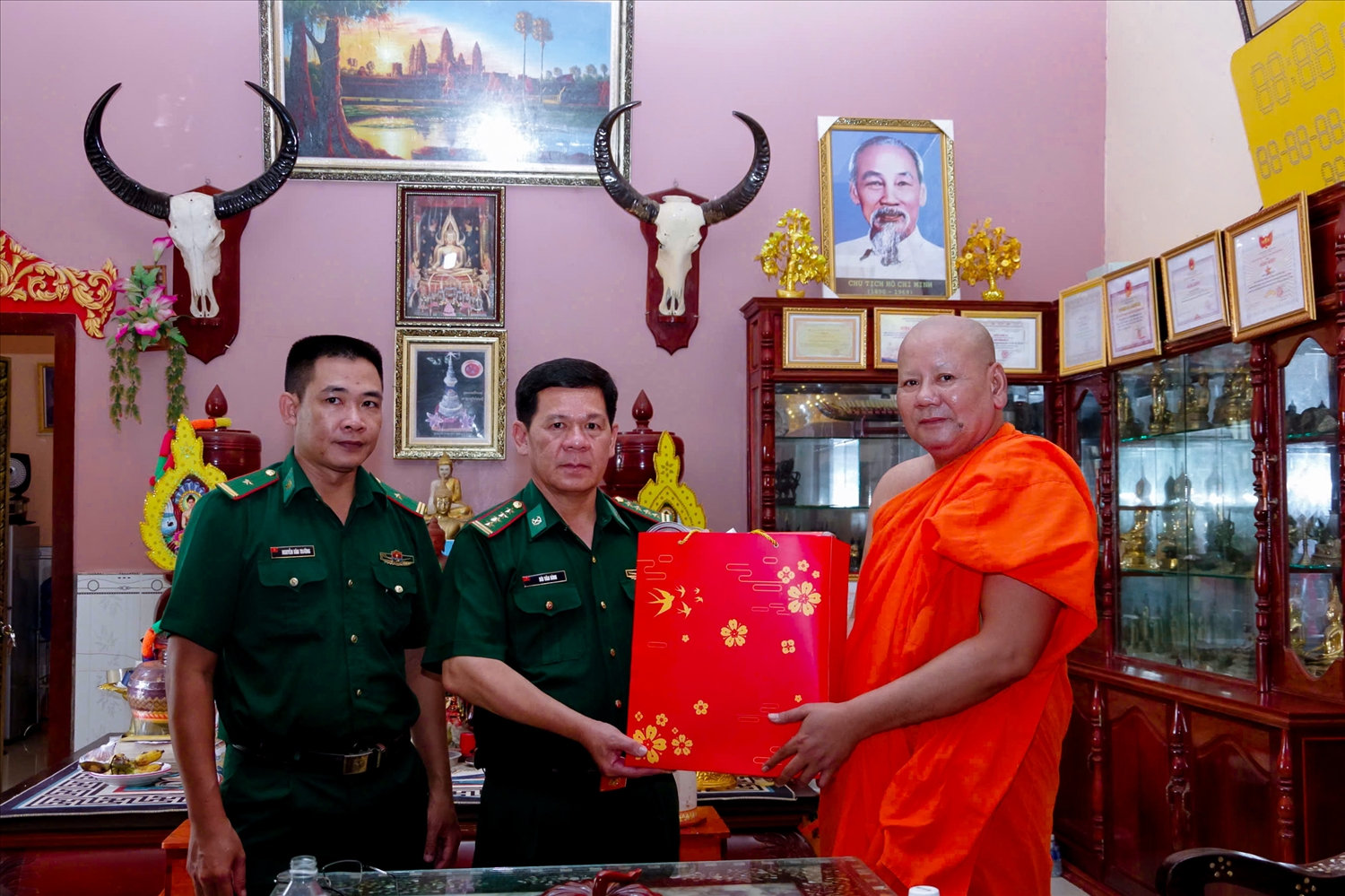 Đại tá Bùi Văn Bình – Phó chỉ huy trưởng BĐBP tỉnh tặng quà Ban Quản trị chùa Xung Thum, xã Lai Hòa, thị xã Vĩnh Châu