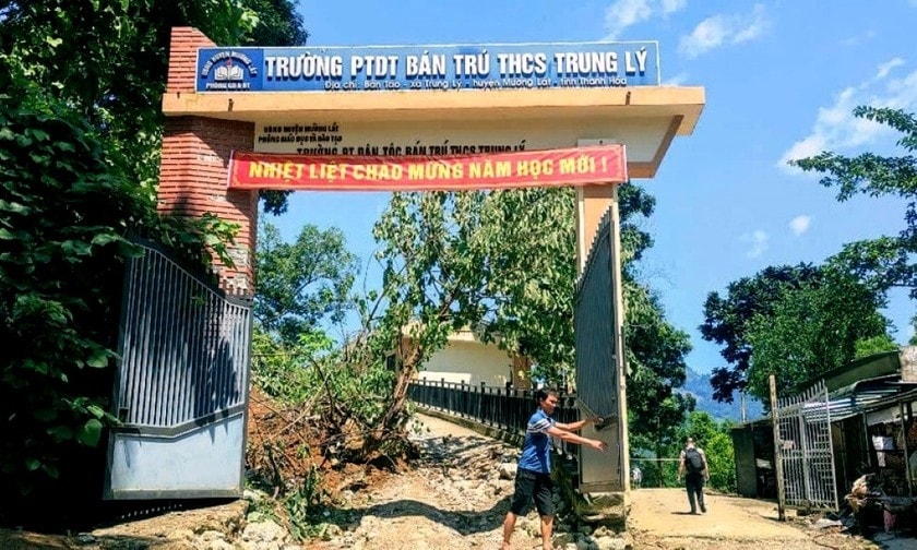 Nhờ thông báo kịp thời, cô giáo Bùi Thị Châm giúp 214 học sinh Trường PTDT THCS Trung Lý thoát khỏi nguy hiểm