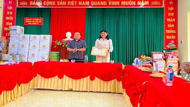 Ông Nguyễn Văn Dĩnh, Phó Giám đốc Sở GD&ĐT Thanh Hóa trao giấy khen cho cô giáo Bùi Thị Châm