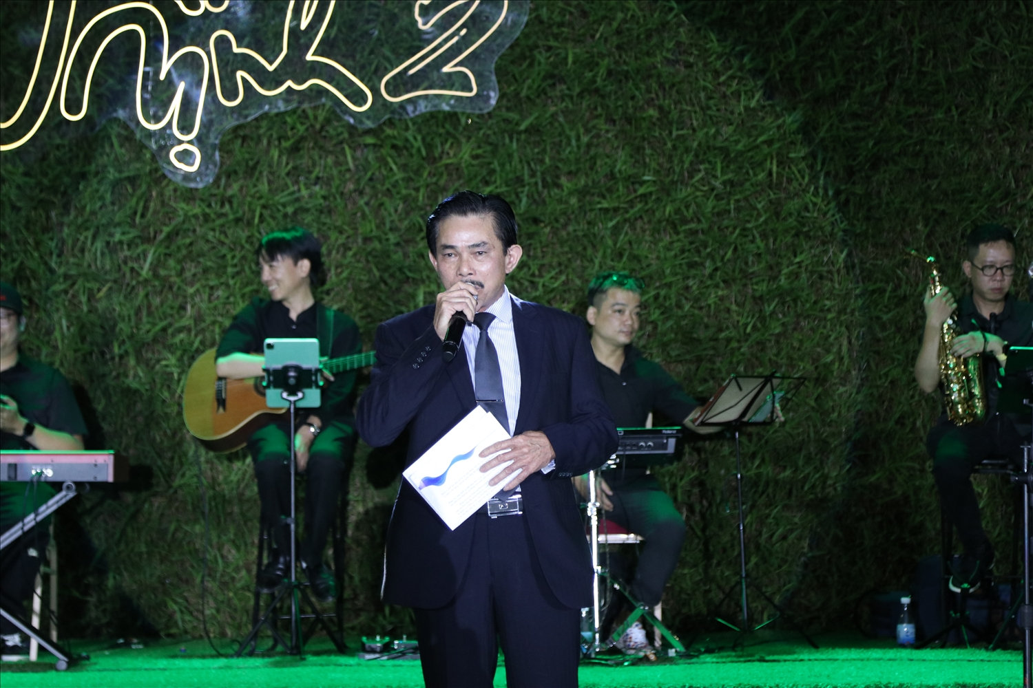 Ông Lê Công Bình, Tổng Biên tập Báo Dân tộc và Phát triển phTổng Biên tập Báo Dân tộc và Phát triển Lê Công Bình phát biểu khai mạc chương trìnhát biểu tại đêm nhạc Tổng Biên tập Báo Dân tộc và Phát triển Lê Công Bình phát biểu khai mạc chương trình