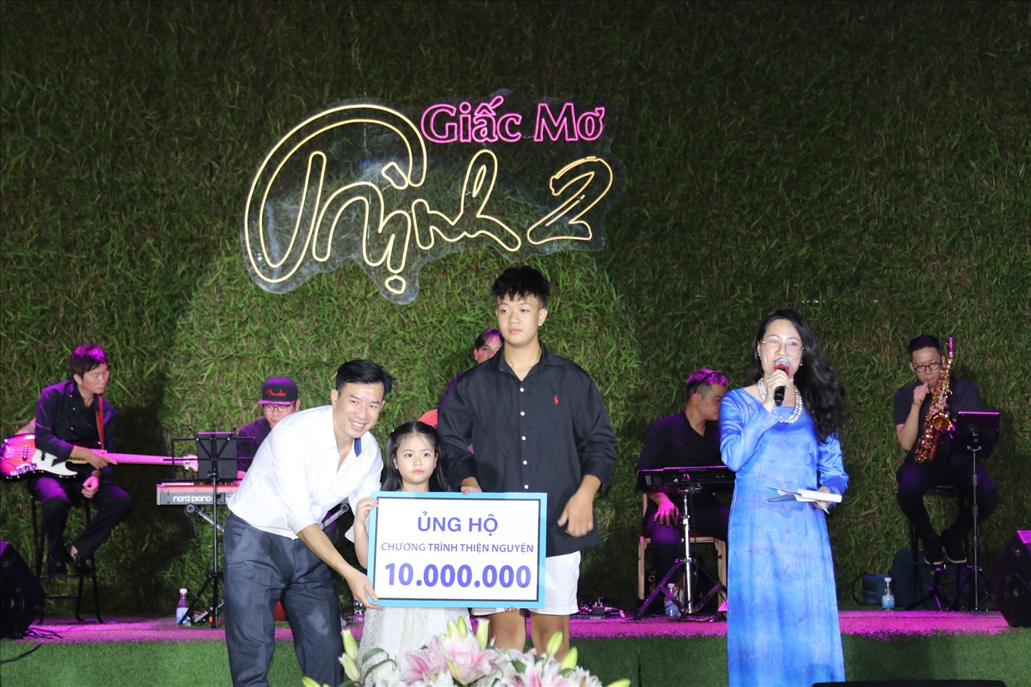 Em nhỏ Mỹ Anh học sinh lớp 2, Trường Tiểu học FPT Cầu Giấy, TP. Hà Nội cùng anh trai đã dành tất cả số tiền tiết kiệm được từ nuôi heo đất là 10 triệu đồng để ủng hộ cho các em nhỏ vùng cao của tỉnh Cao Bằng Em nhỏ Mỹ Anh học sinh lớp 2, Trường Tiểu học FPT Cầu Giấy, TP. Hà Nội cùng anh trai đã dành tất cả số tiền tiết kiệm được từ nuôi heo đất là 10 triệu đồng để ủng hộ cho các em nhỏ vùng cao của tỉnh Cao Bằng