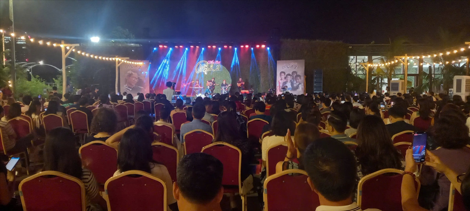 Với những sự ủng hộ của các nhà hảo tâm, các đơn vị, tổ chức, cá nhân, đêm nhạc đã thu được là 303.191.000 đồng Với những sự ủng hộ của các nhà hảo tâm, các đơn vị, tổ chức, cá nhân, đêm nhạc đã thu được là 303.191.000 đồng