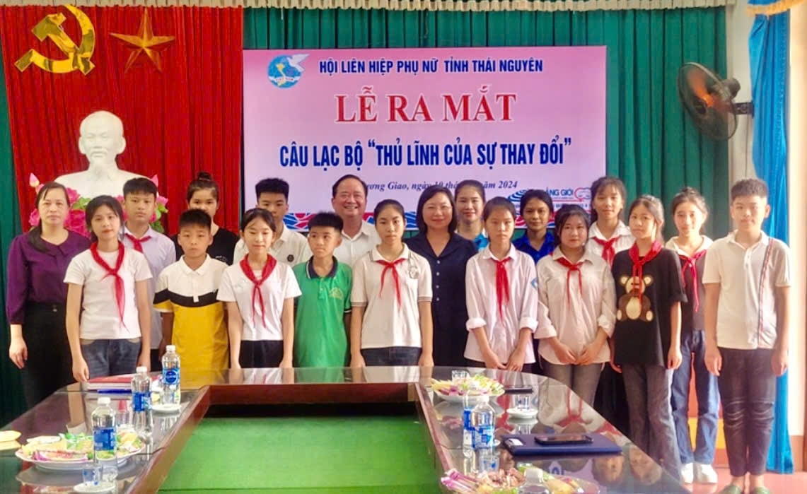 Đại diện Hội Liên hiệp Phụ nữ tỉnh Thái Nguyên và các Hội (LHPN huyện Võ Nhai, LHPN xã Phương Giao và xã Liên Minh của huyện Võ Nhai) chụp ảnh lưu niệm tại Lễ ra mắt Câu Lạc bộ 