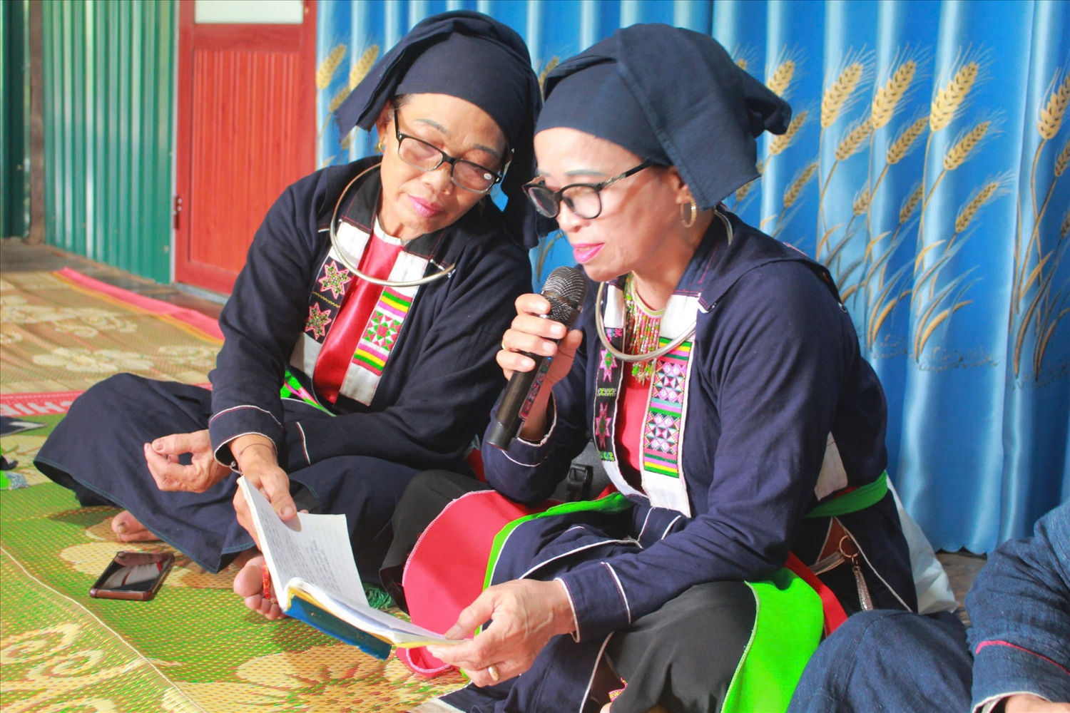 Các thành viên trong Câu Lạc bộ hát Sấng Cọ (xã Yên Lạc, huyện Phú Lương, tỉnh Thái Nguyên) cùng nhau trao đổi, chia sẻ và tập hát