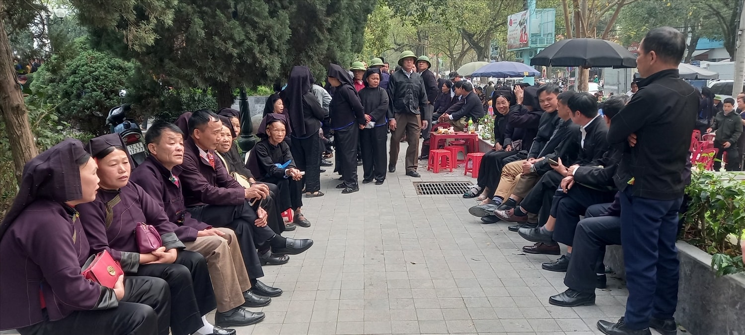 Hoạt động của các CLB văn hóa dân gian đã góp phần lan toản những di sản văn hóa truyền thống của dân tộc gắn với phát triển du lịch. (Trong ảnh: Đồng bào các dân tộc Nùng hát Sli đối đáp tại  công viên Hoàng Văn Thụ trong lễ hội Đền Kỳ Cùng-Tả Phủ năm 2024)