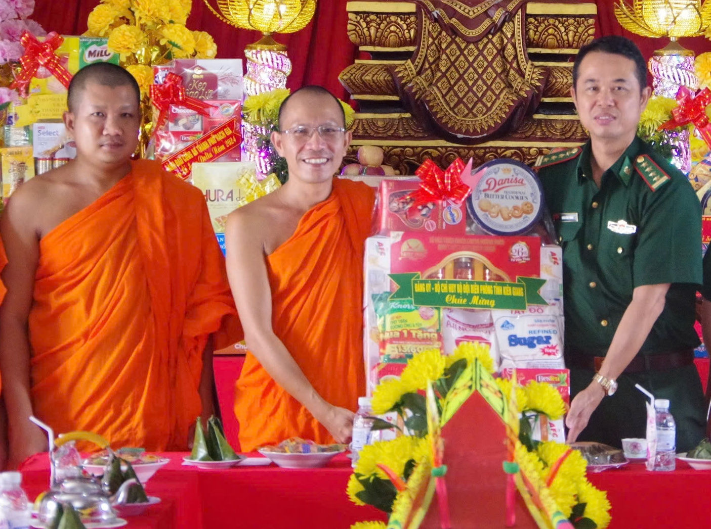 Đại tá Doãn Đình Tránh, Phó Chính uỷ BĐBP Kiên Giang trao quà đến Đại đức Danh Út -  Phó Chủ tịch Thường trực Hội đoàn kết sư sãi yêu nước TP. Rạch Giá ( Kiên Giang),  trụ trì chùa Thôn Dôn