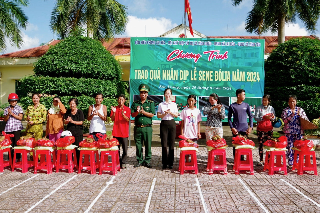 Đại diện các đơn vị tặng  quà cho những hộ gia đình có hoàn cảnh khó khăn tại chương trình