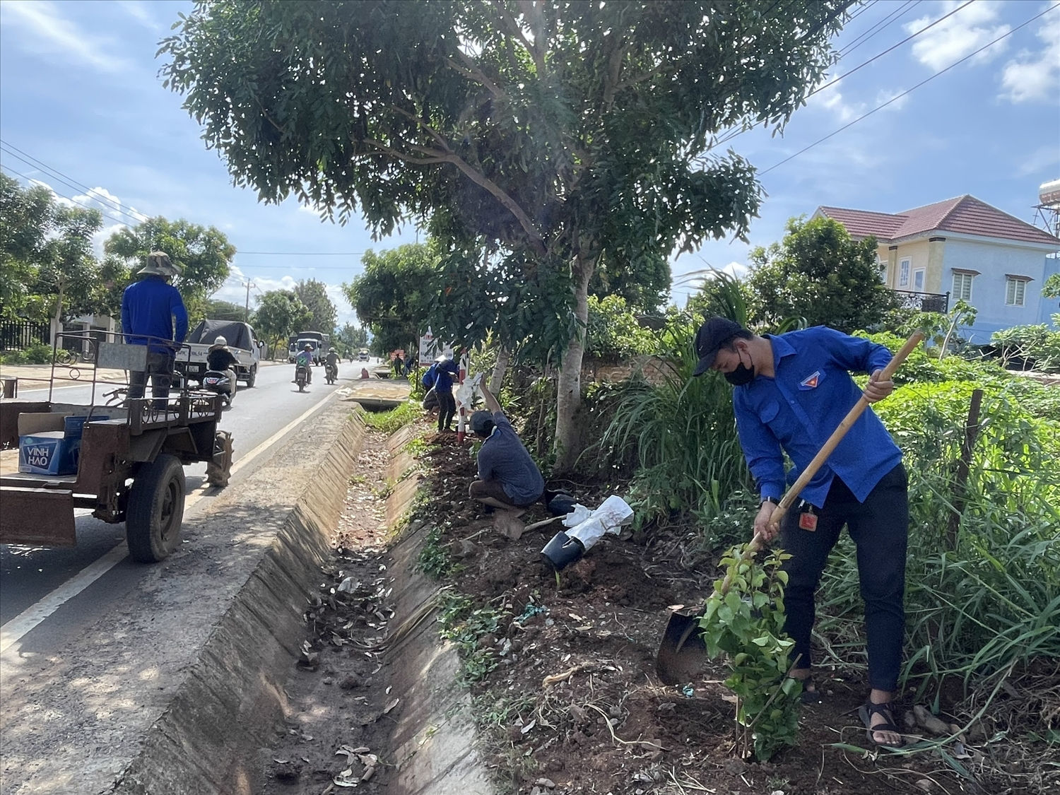 Đoàn viên, thanh niên đã hăng hái tham gia trồng mới và chăm sóc cây phân tán, dọn dẹp vệ sinh tại các tuyến đường trên địa bàn xã N’Thol Hạ, huyện Đức Trọng. Đoàn viên, thanh niên đã hăng hái tham gia trồng mới và chăm sóc cây phân tán, dọn dẹp vệ sinh tại các tuyến đường trên địa bàn xã N’Thol Hạ, huyện Đức Trọng.