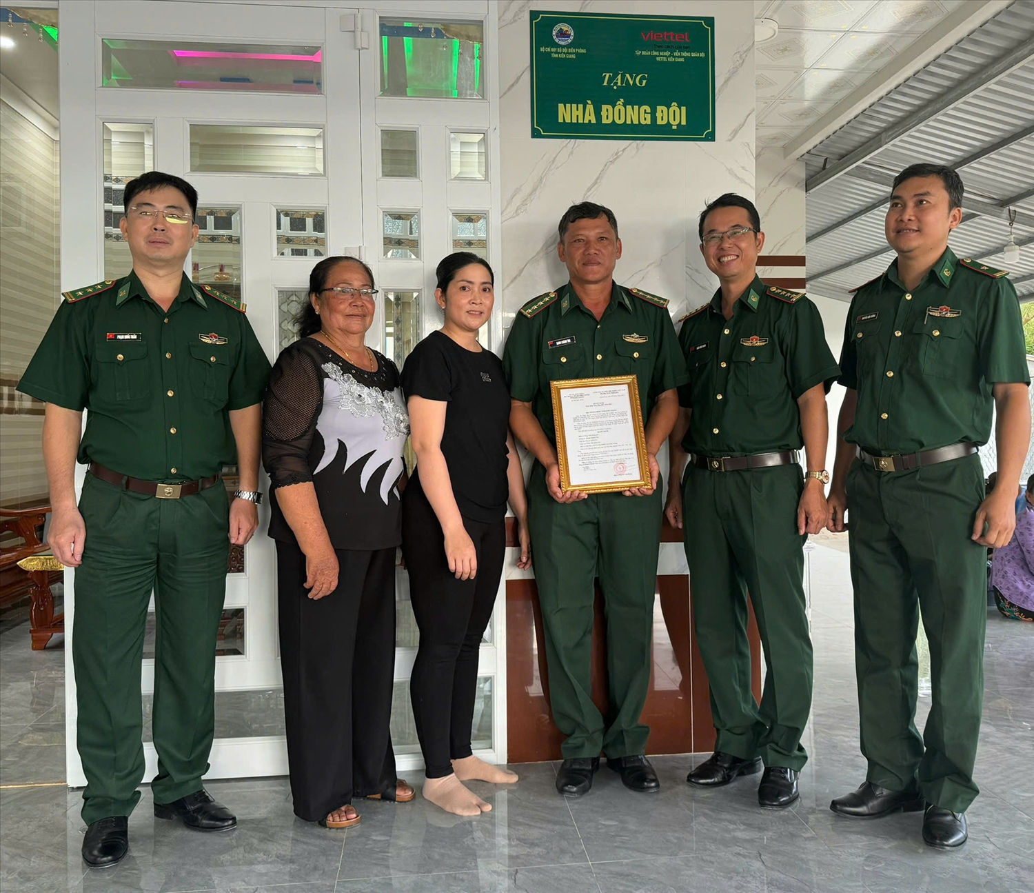 Đại tá Doãn Đình Tránh, Phó Chính uỷ BĐBP tỉnh Kiên Giang trao quyết định Đại uý Danh Chành Tha 