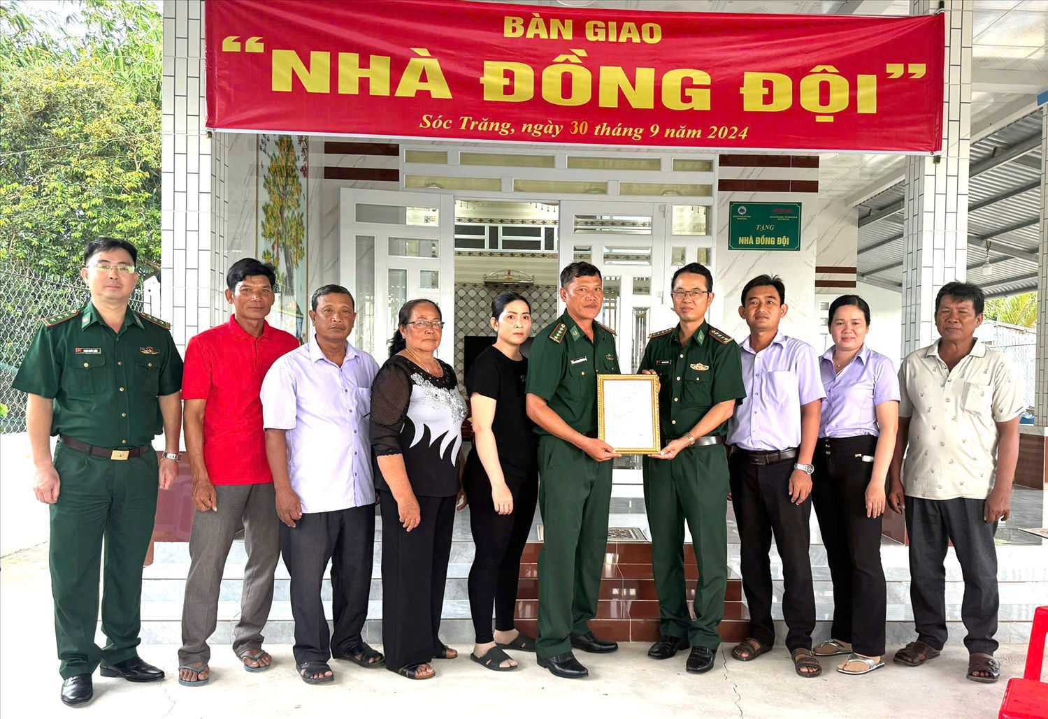 Buổi trao nhà do BĐBP Kiên Giang tổ chức còn có đại diện HĐND, UBND và Uỷ Ban MTTQ Việt Nam xã Tài Văn  tham dự 