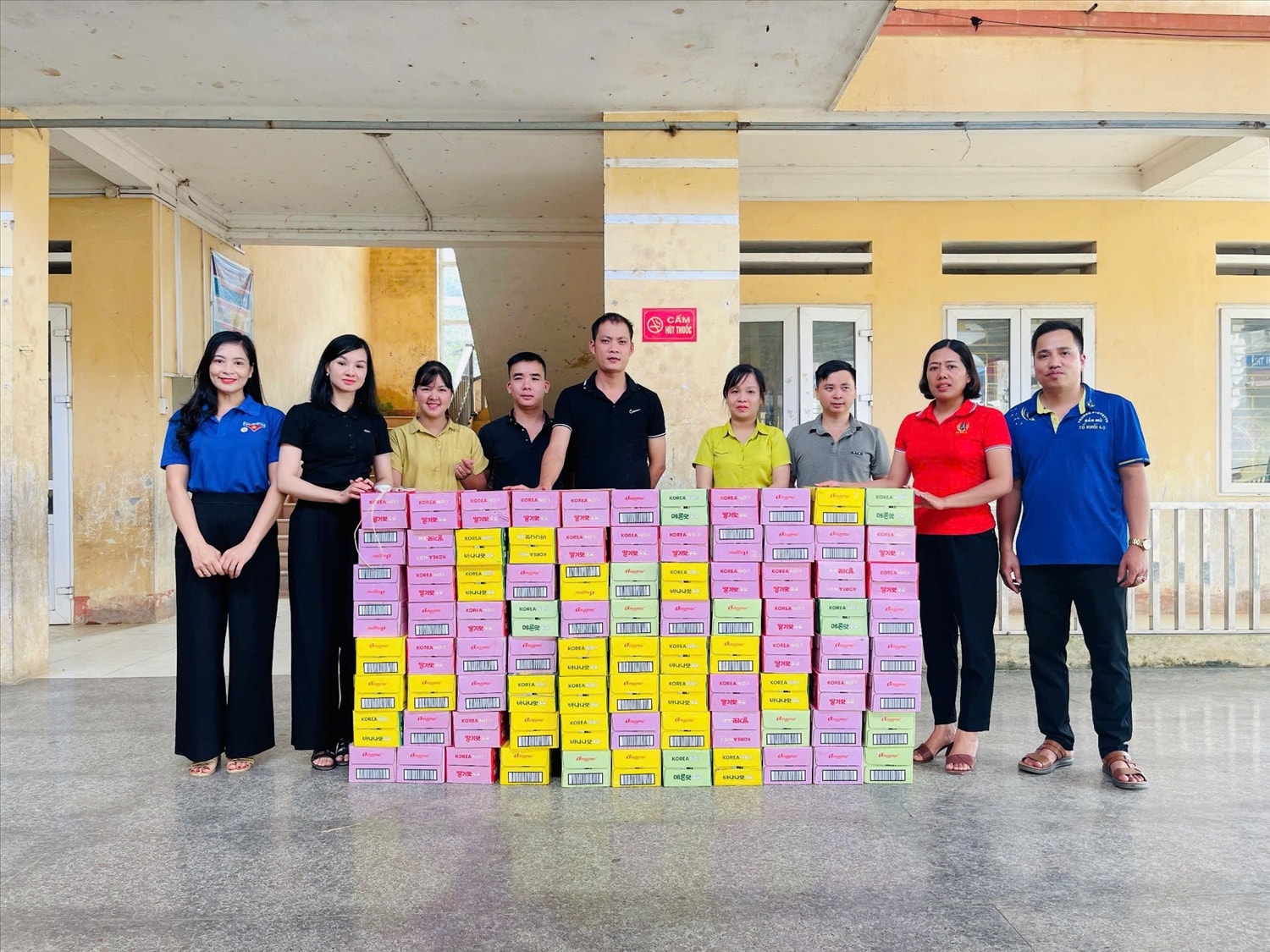 Trao tặng sữa cho học sinh Trường Phổ thông Dân tộc Bán trú Tiểu học xã Bản Mù. Trao tặng sữa cho học sinh Trường Phổ thông Dân tộc Bán trú Tiểu học xã Bản Mù.