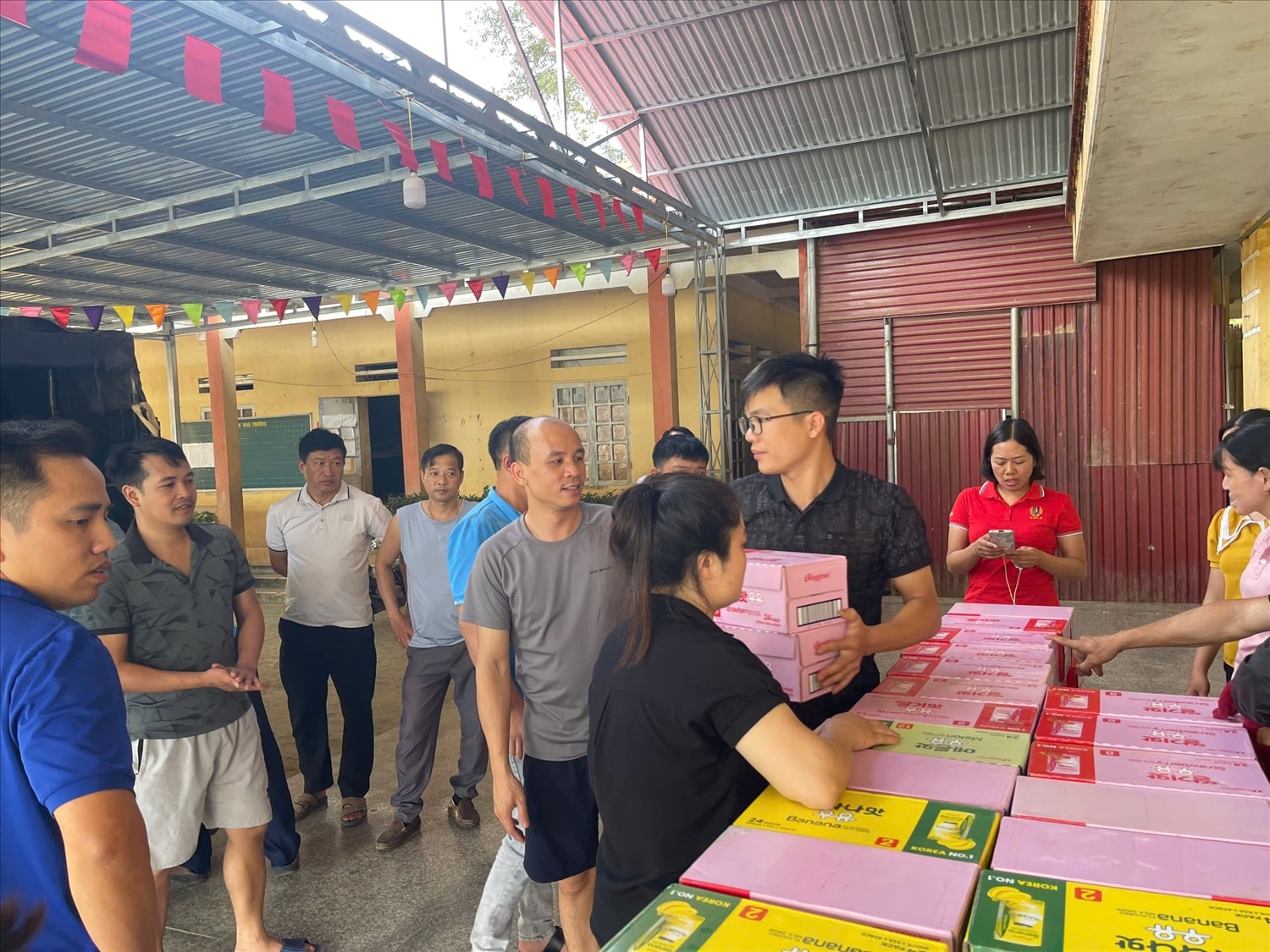 Niềm vui của các thầy cô giáo khi nhận sữa cho các em học sinh Niềm vui của các thầy cô giáo khi nhận sữa cho các em học sinh