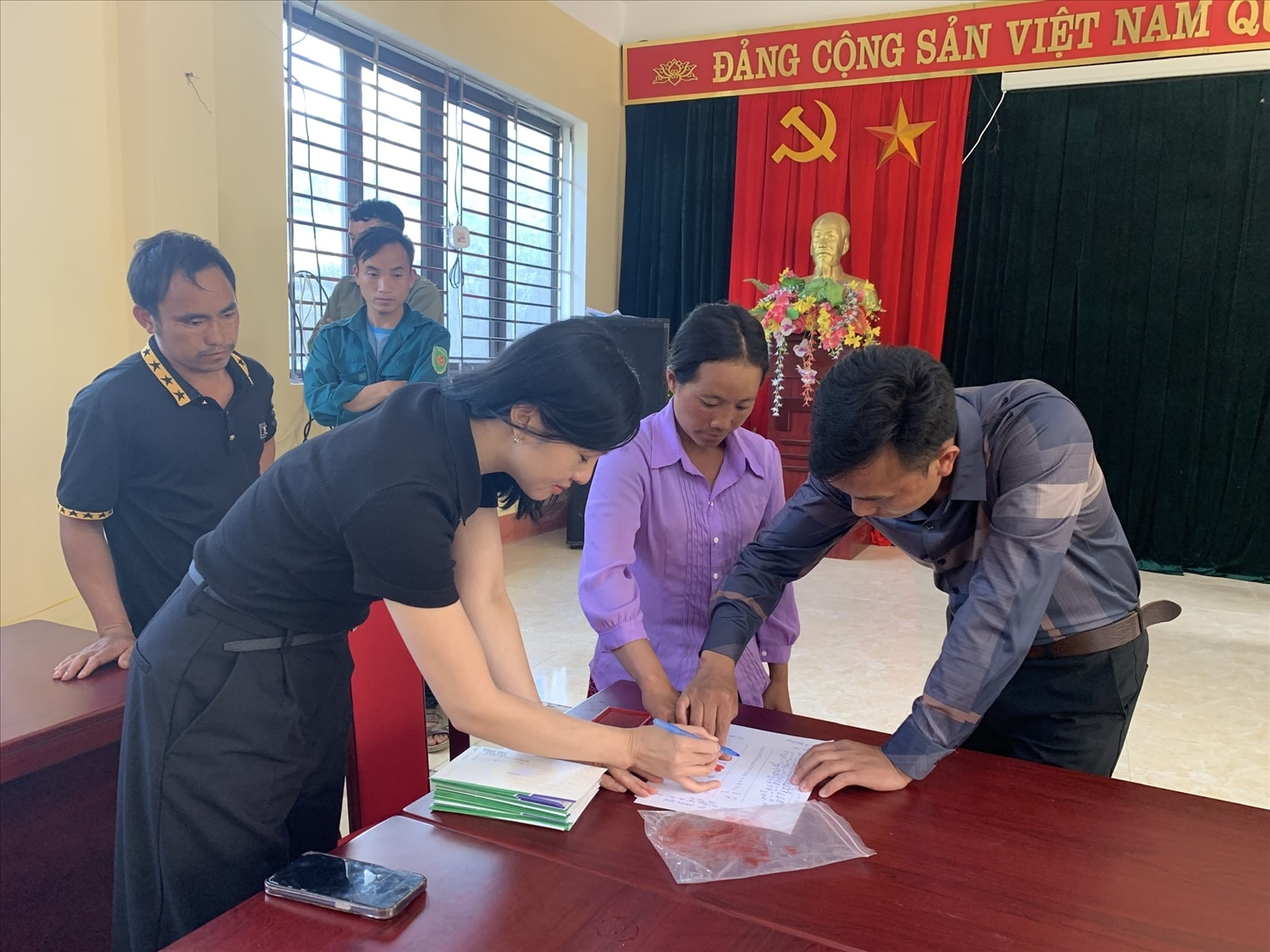 (Tin -đã BT) Báo Dân tộc và Phát triển và các nhà hảo tâm: Mang yêu thương đến đồng bào DTTS tại tỉnh Yên Bái 3 (Tin -đã BT) Báo Dân tộc và Phát triển và các nhà hảo tâm: Mang yêu thương đến đồng bào DTTS tại tỉnh Yên Bái 3