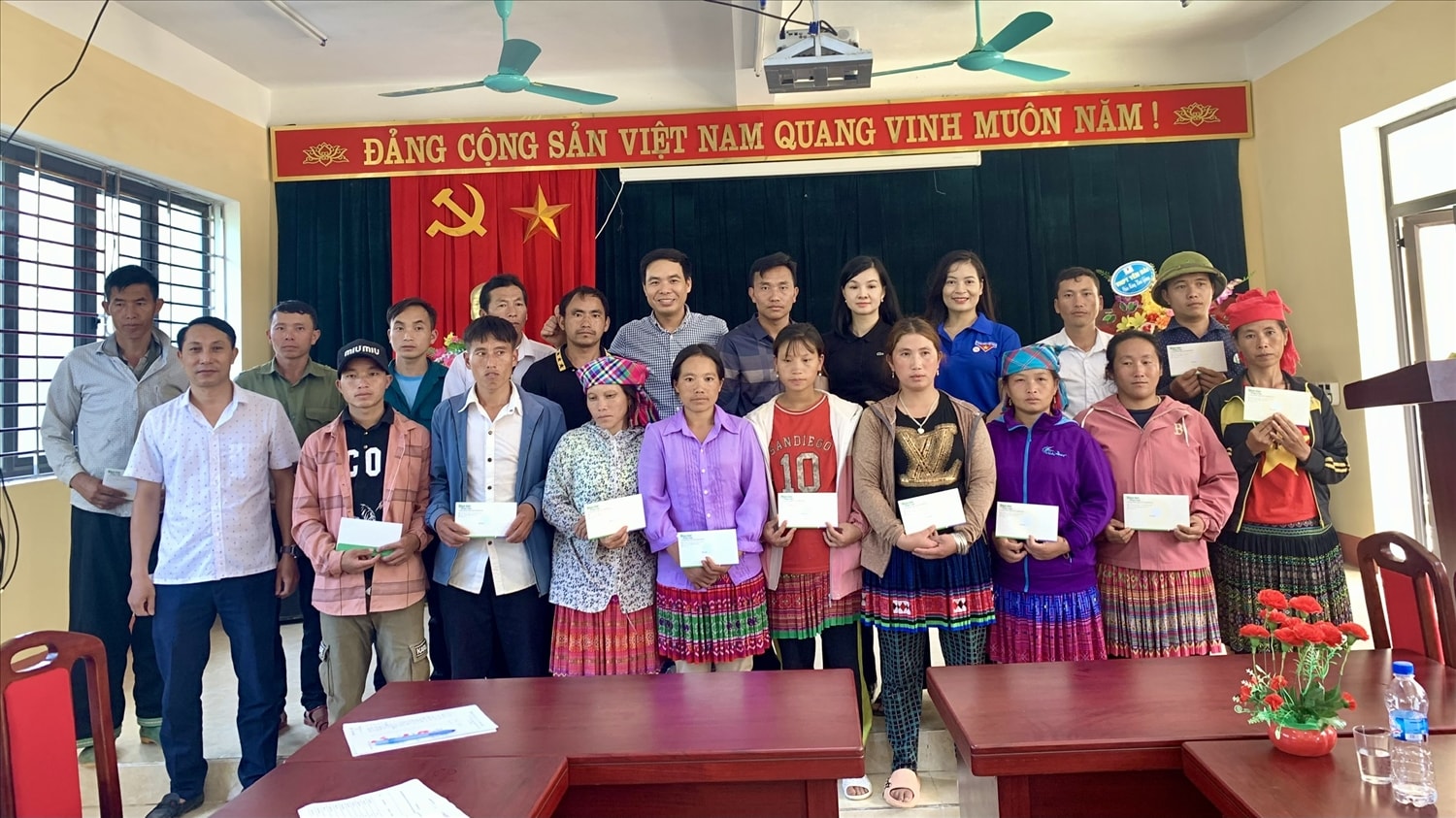 Niềm vui của người dân khi nhận được hỗ trợ Niềm vui của người dân khi nhận được hỗ trợ